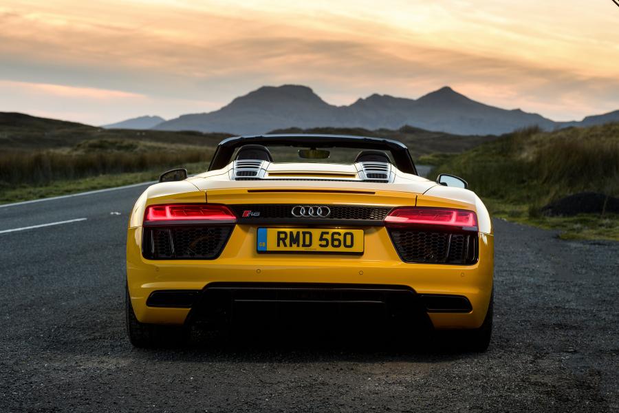  Audi R8 Spyder V10 2016 года  (UK) (фото 25 из 40)